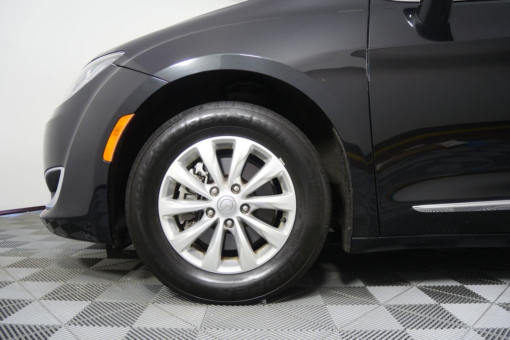 Thumbnail: 2019 Chrysler Pacifica - 8