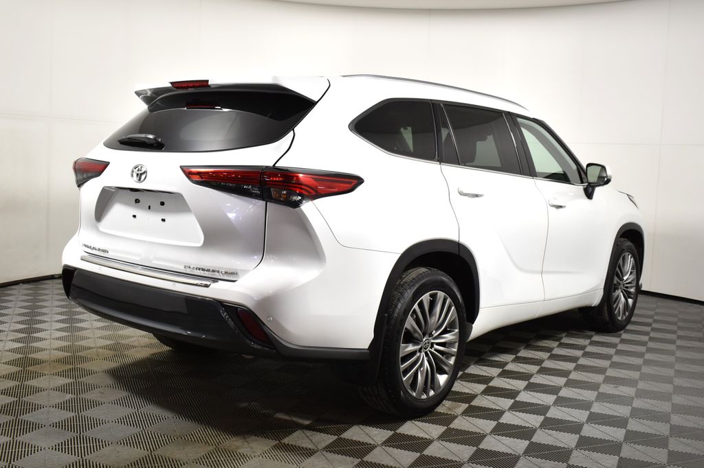 Thumbnail: 2022 Toyota Highlander - 8