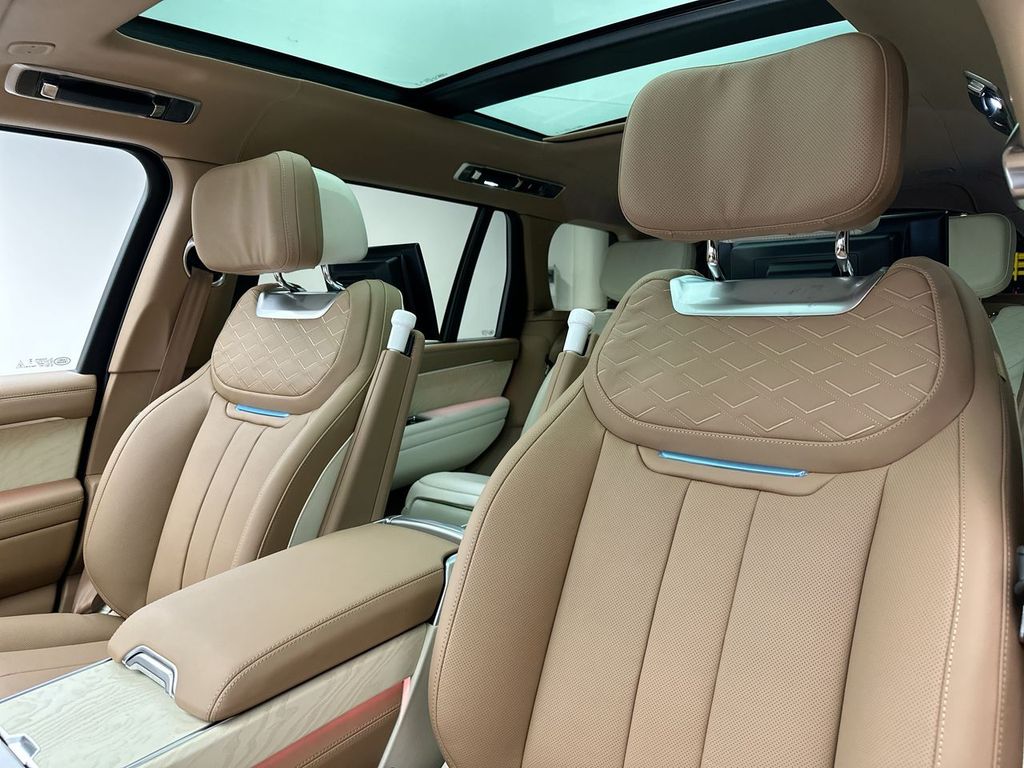 2025 Land Rover Range Rover SV 9