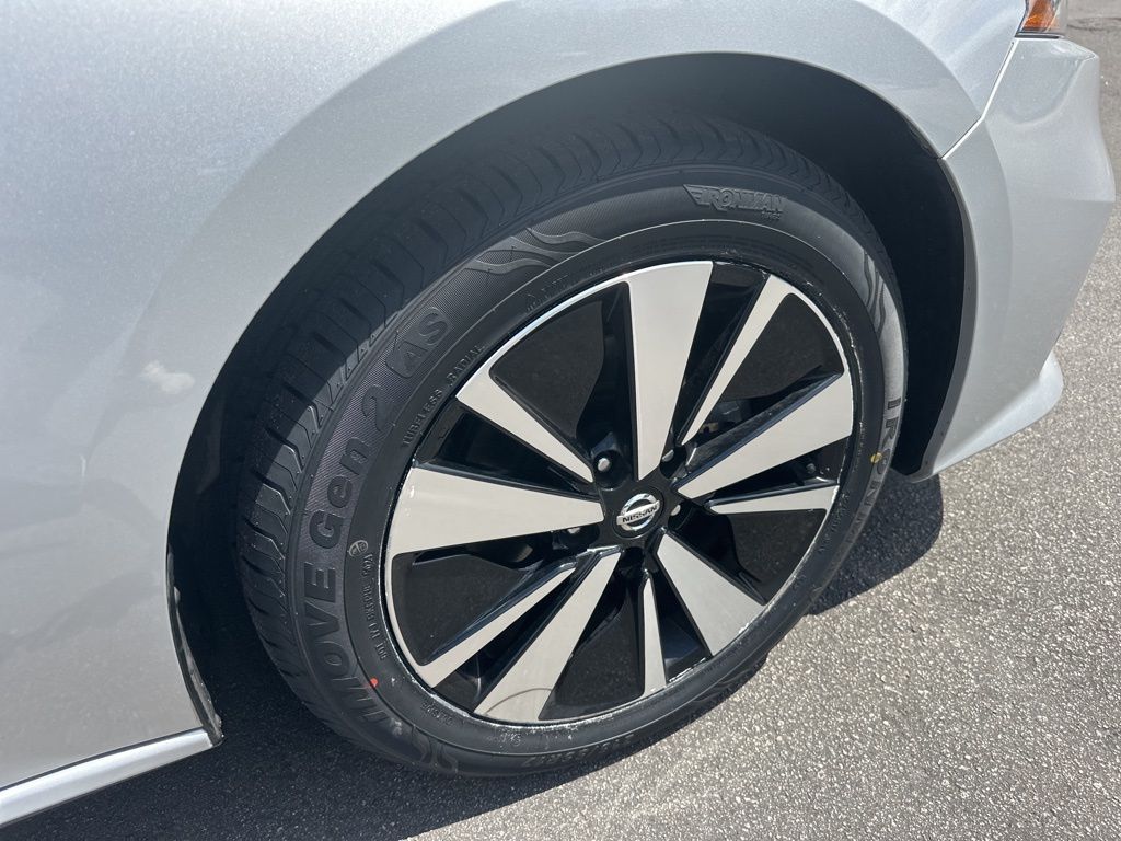 2022 Brilliant Silver Metallic Nissan Altima 2.5 SV FWD Sedan