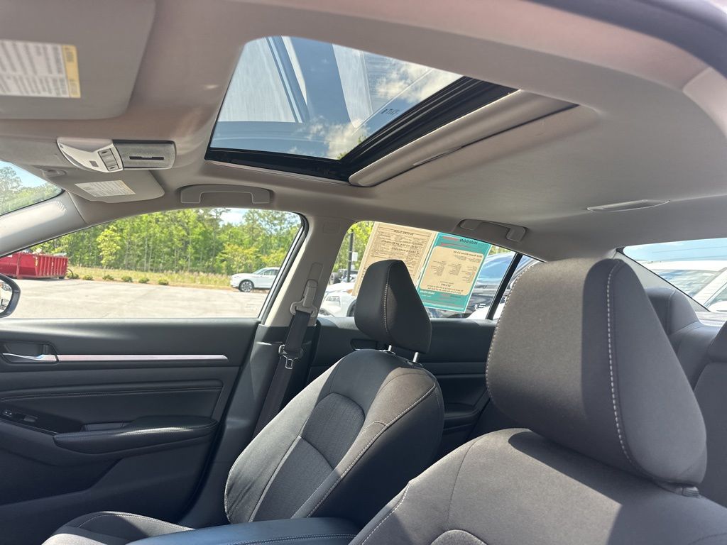 2022 Brilliant Silver Metallic Nissan Altima 2.5 SV FWD Sedan