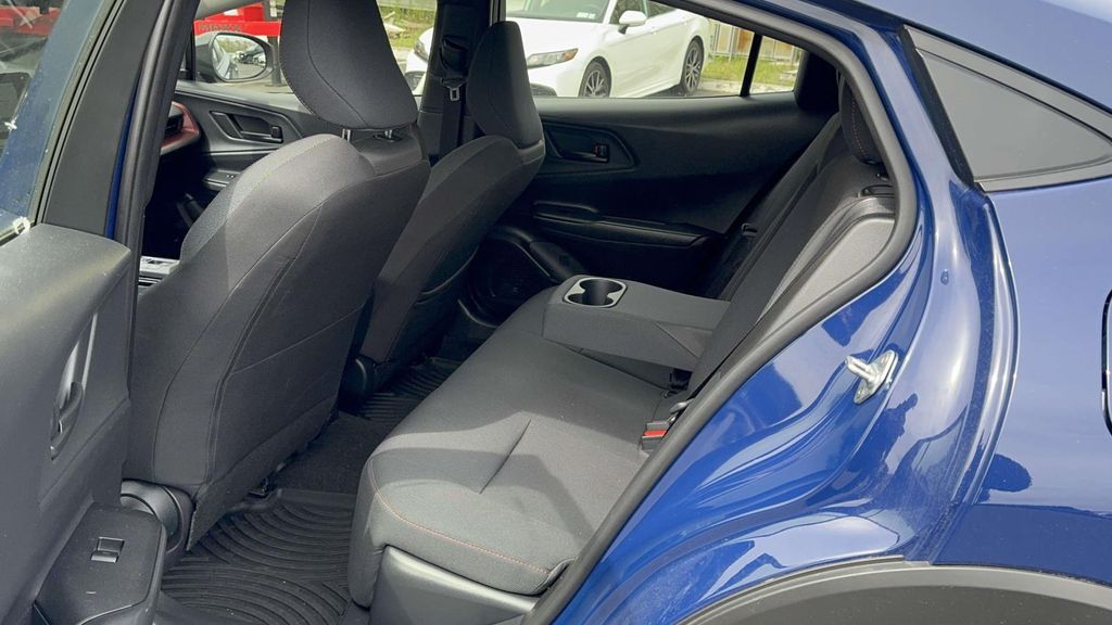 2025 Toyota Prius SE - Photo 13