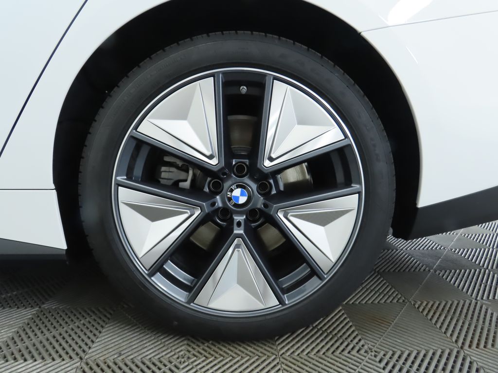 2025 BMW i4 eDrive40 32