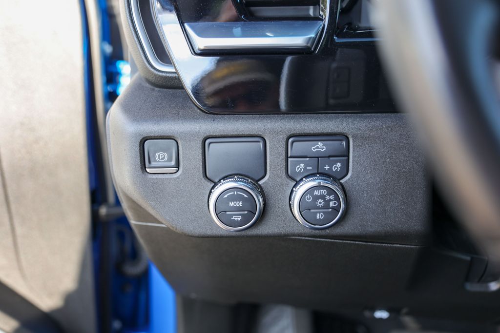 Used 2022 Blue GMC Elevation image 17