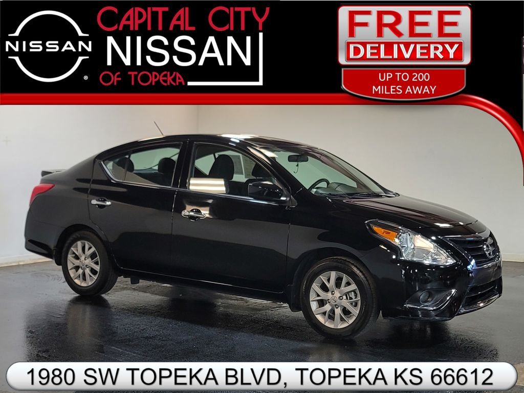 2018 Nissan Versa Negro (Super Black Metallic) Sedán Tracción delantera Transmisión variable continua