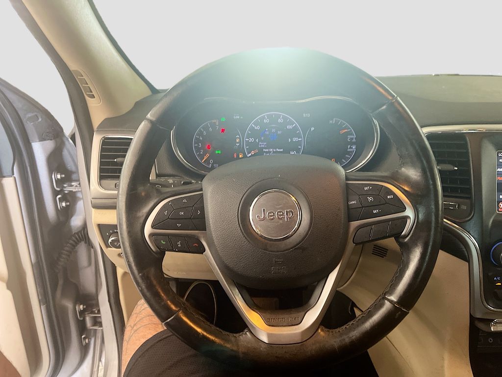 Used 2019 Silver Jeep Laredo image 11