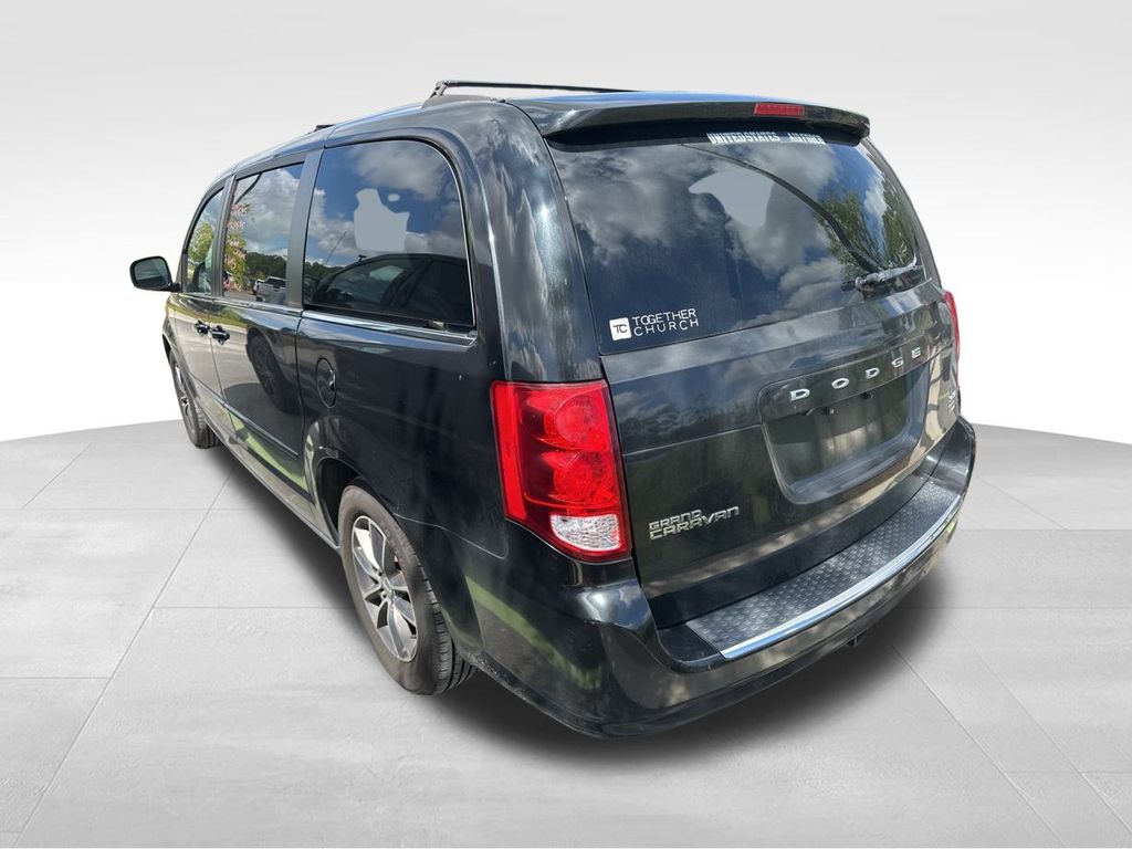 2017 Brilliant Black Crystal Pearlcoat Dodge Grand Caravan SXT FWD Van