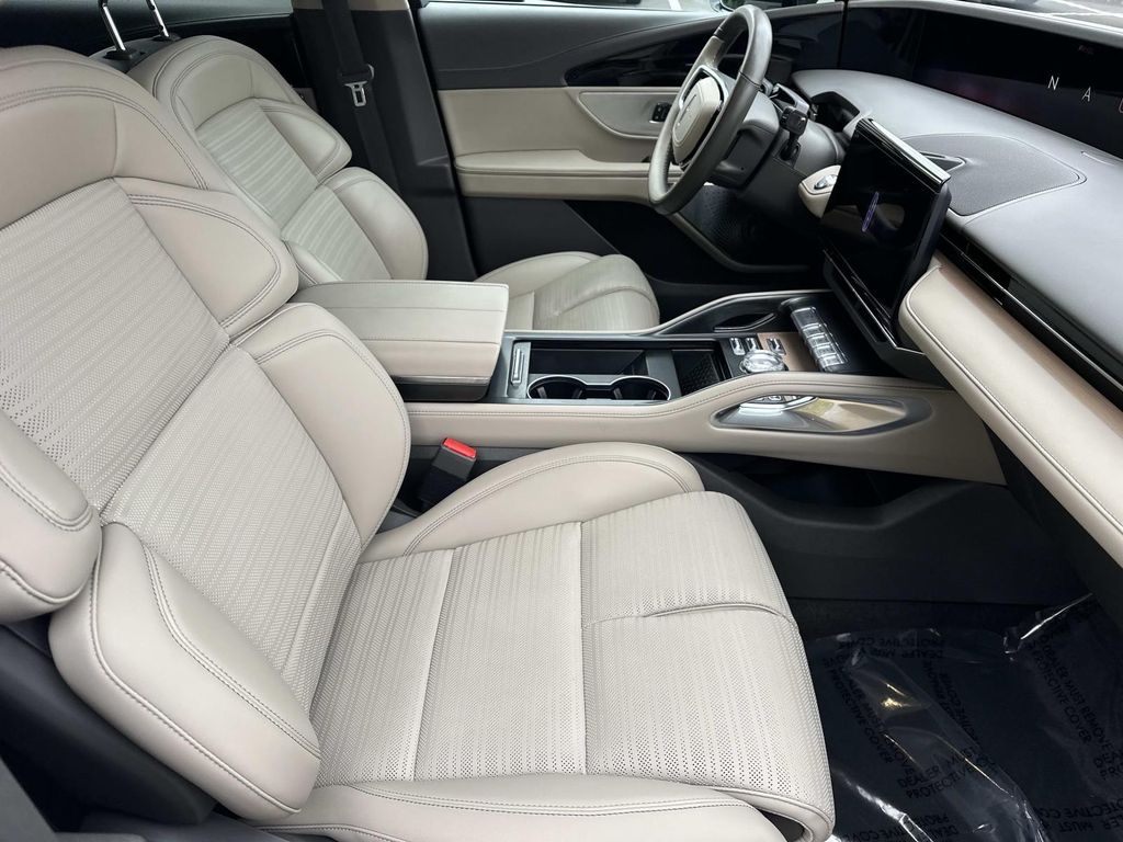 Thumbnail: 2025 Lincoln Nautilus - 21