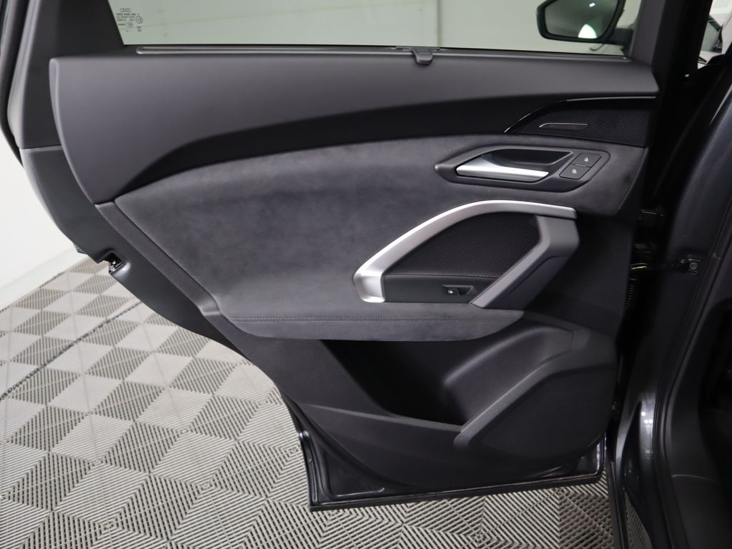 2025 Audi SQ5  28