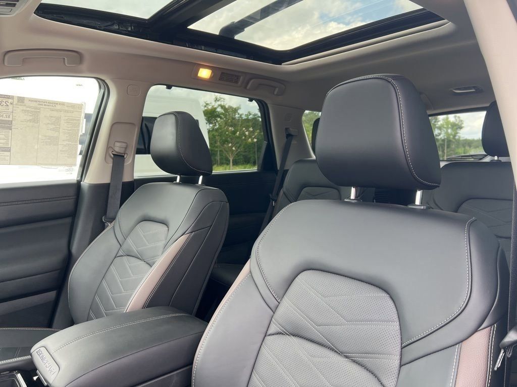 2025 Everest White Pearl Tricoat/Super Black Nissan Pathfinder Platinum FWD SUV