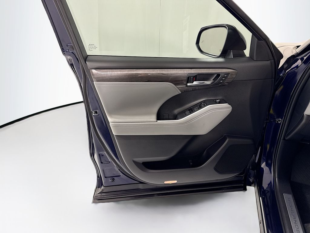 Thumbnail: 2024 Toyota Highlander - 24