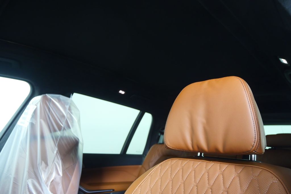 Thumbnail: 2026 BMW X7 - 11