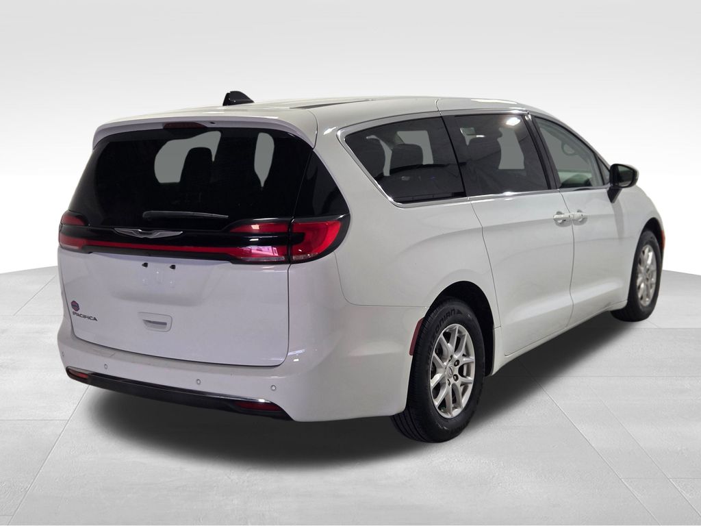 2023 Chrysler Pacifica Touring L photo