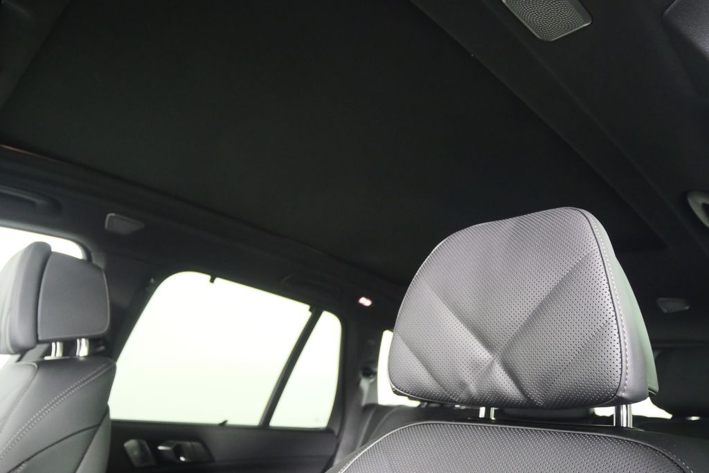 Thumbnail: 2026 BMW X5 - 13