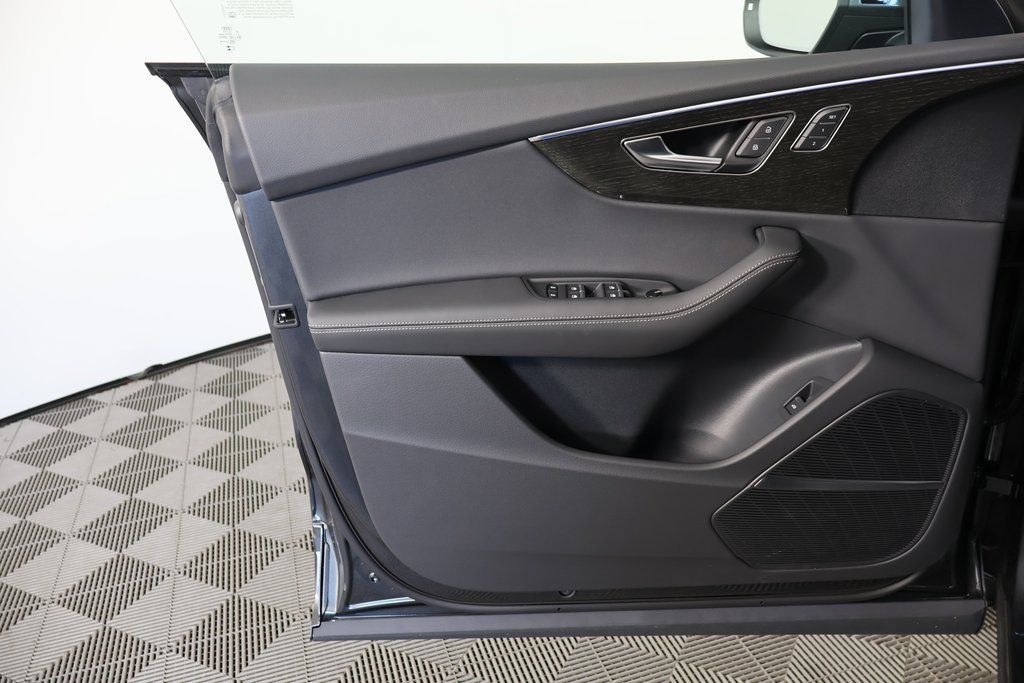 Thumbnail: 2026 Audi Q8 - 7