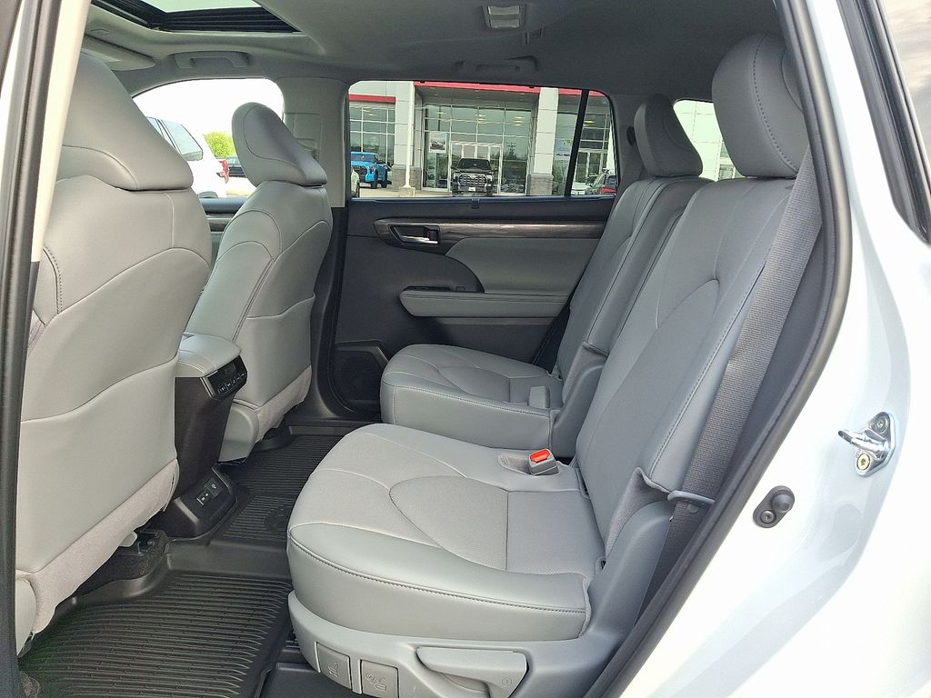Thumbnail: 2026 Toyota Highlander - 10