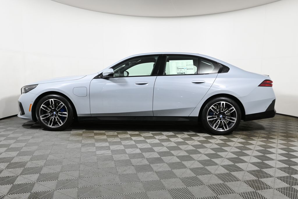 Thumbnail: 2026 BMW 5 Series - 2