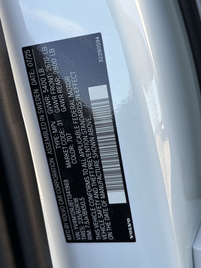 New 2026 Crystal White Volvo B5 Core image 30