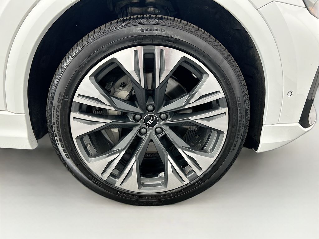 Thumbnail: 2025 Audi Q8 - 31