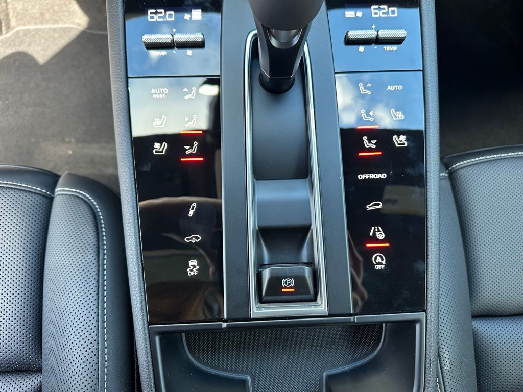 Thumbnail: 2026 Porsche Macan - 28