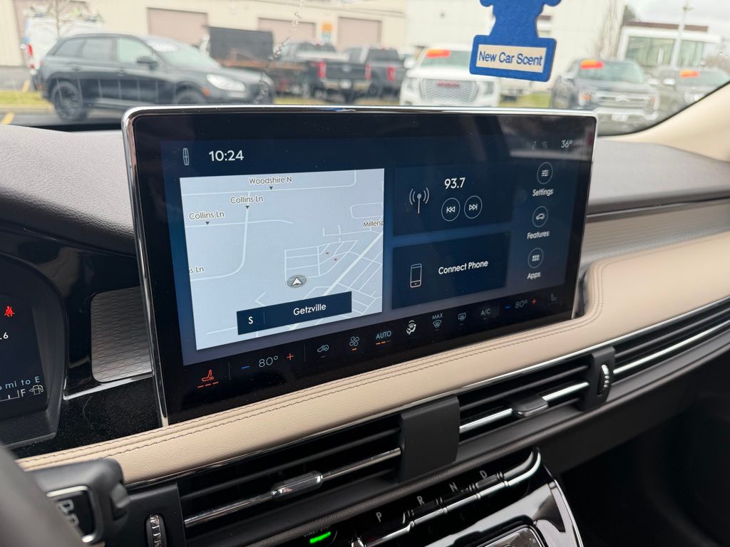 Used 2023 White Lincoln Standard image 7