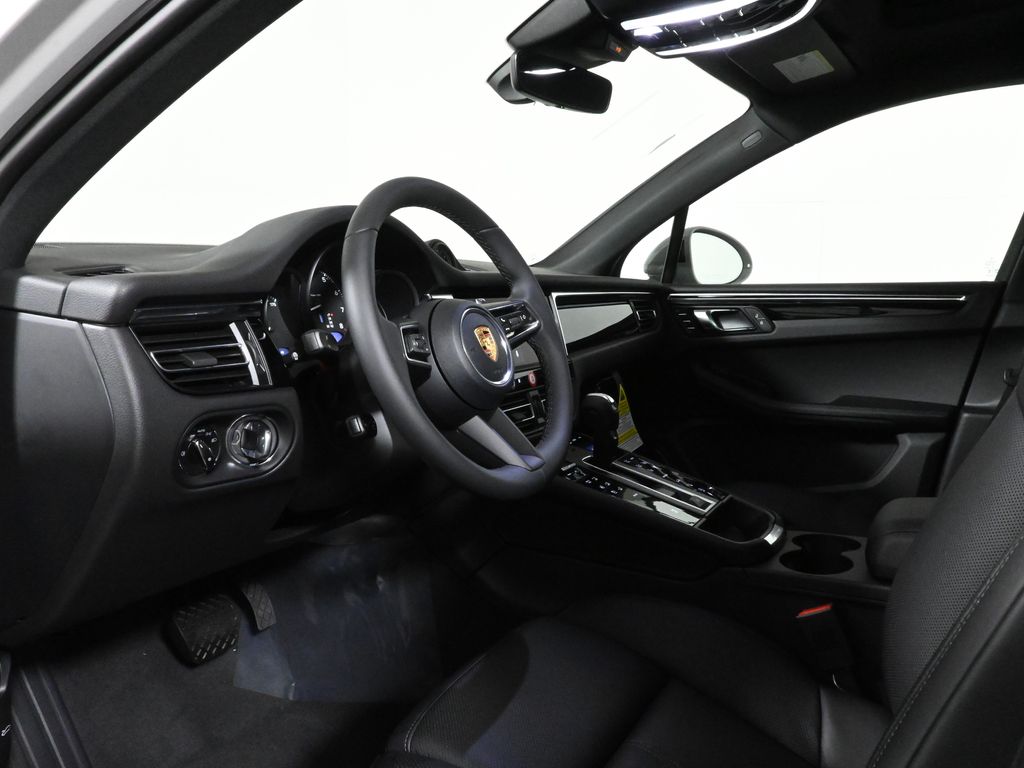 Thumbnail: 2026 Porsche Macan - 4