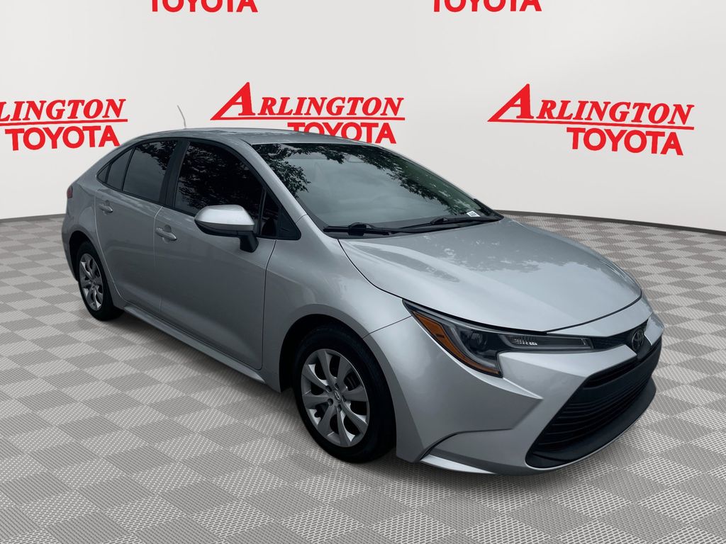 2024 Toyota Corolla LE's photo