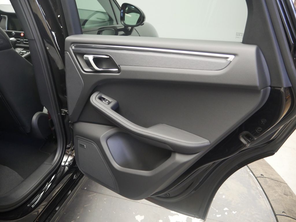 Thumbnail: 2026 Porsche Macan - 25