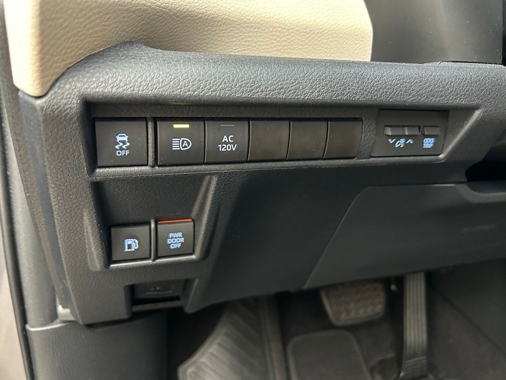 Thumbnail: 2021 Toyota Sienna - 20