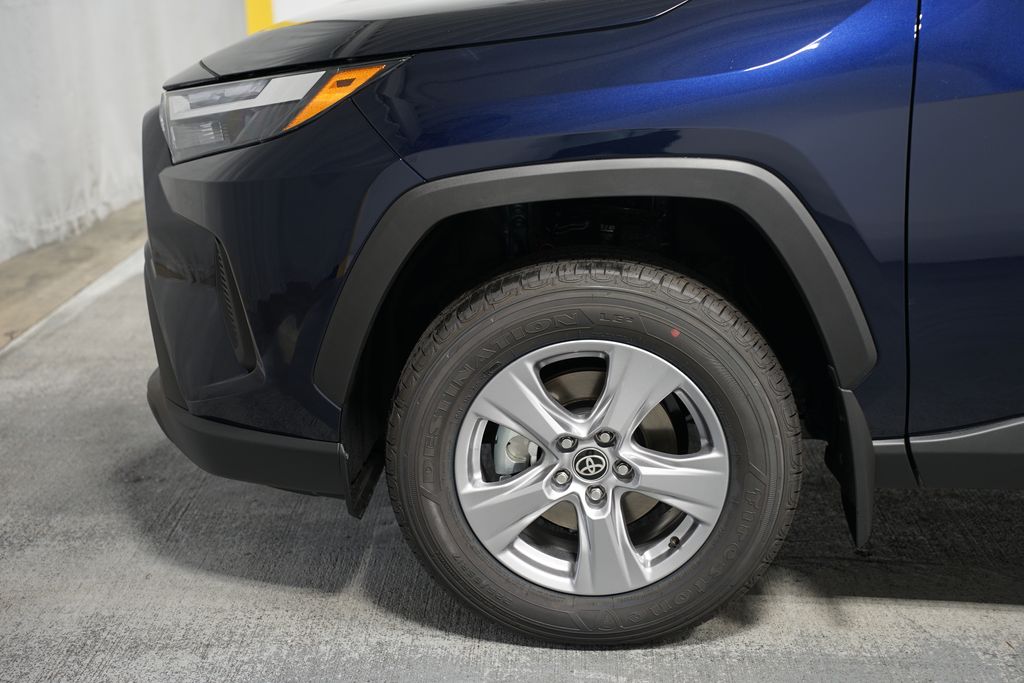 2025 Toyota RAV4 XLE 5