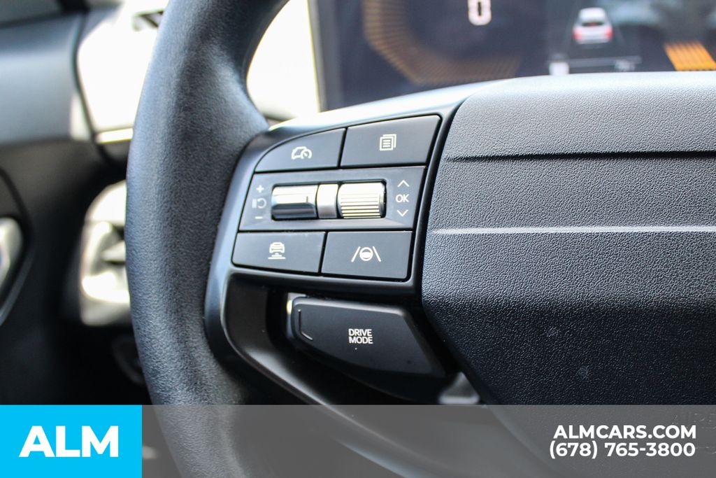 Used 2025 White Kia LXS image 24
