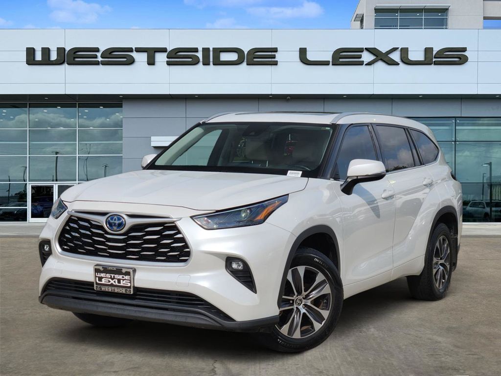 2022 Toyota Highlander Hybrid XLE Beige at Toyota of Victoria