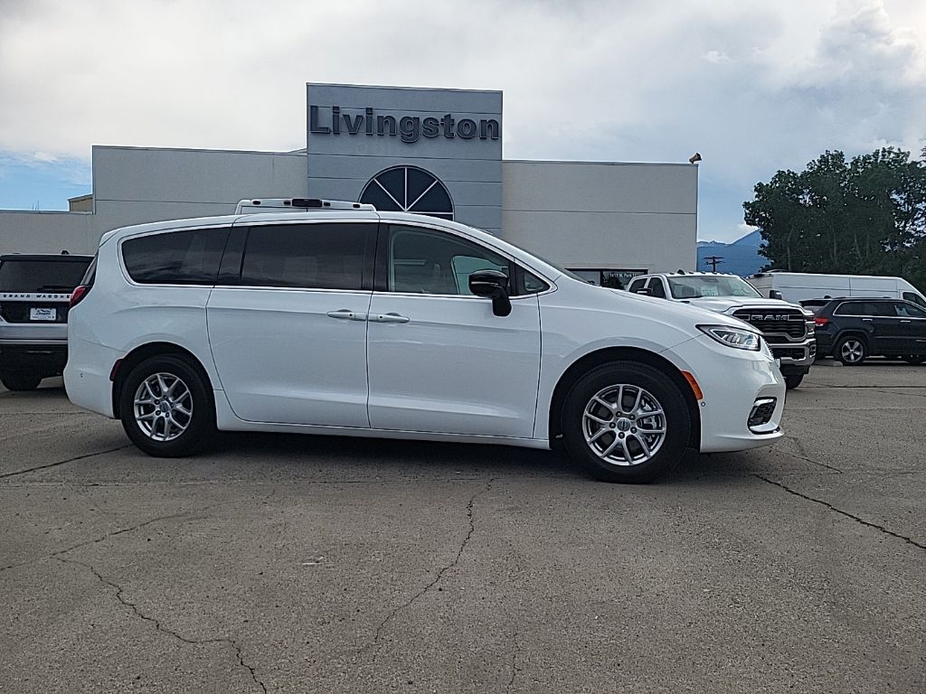 Bright White Clearcoat 2024 Chrysler Pacifica Minivan Front-Wheel Drive 9-Speed Automatic