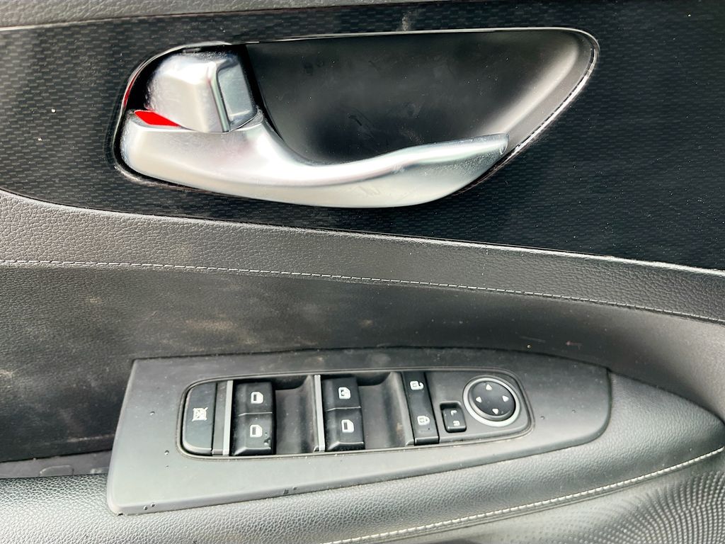 Used 2023 White Kia GT-Line image 18