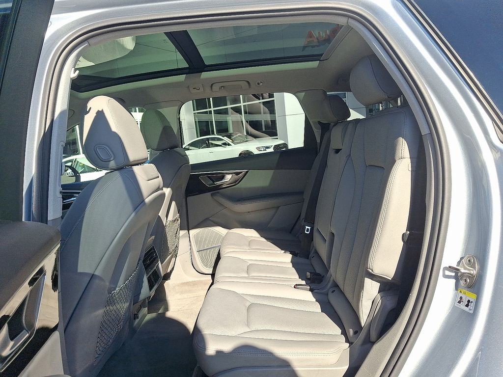 Thumbnail: 2023 Audi Q7 - 10