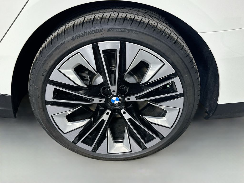 Thumbnail: 2025 BMW 5 Series - 23