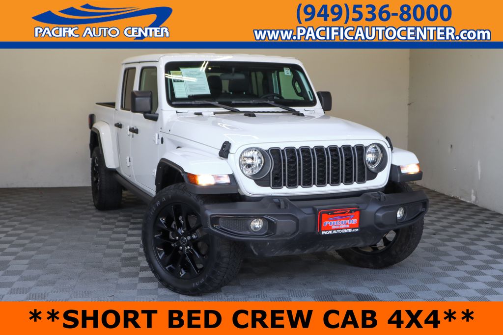 Bright White Clearcoat 2025 Jeep Gladiator NightHawk Crew Cab 4WD Pickup Truck Four-Wheel Drive 8-Speed Automatic