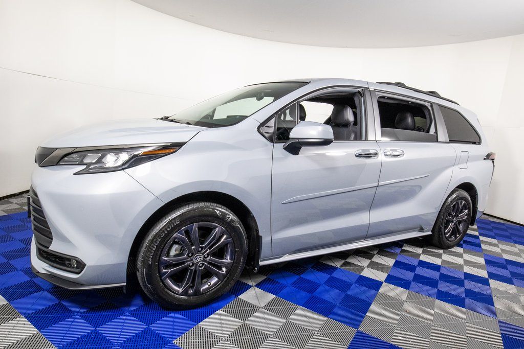 Toyota Sienna Woodland Edition 7-Passenger AWD