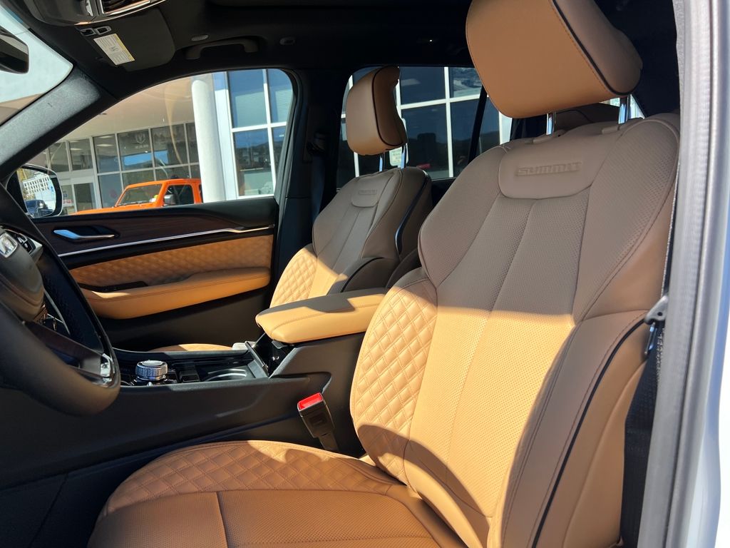 new 2025 Jeep Grand Cherokee car, priced at $57,990