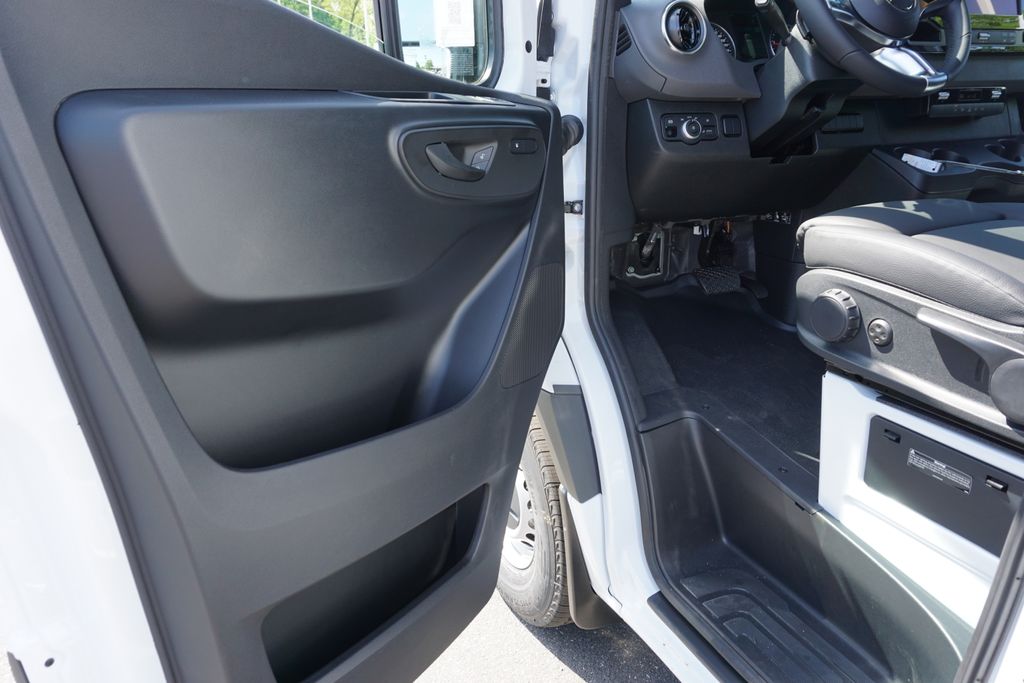 Thumbnail: 2025 Mercedes-Benz Sprinter - 31