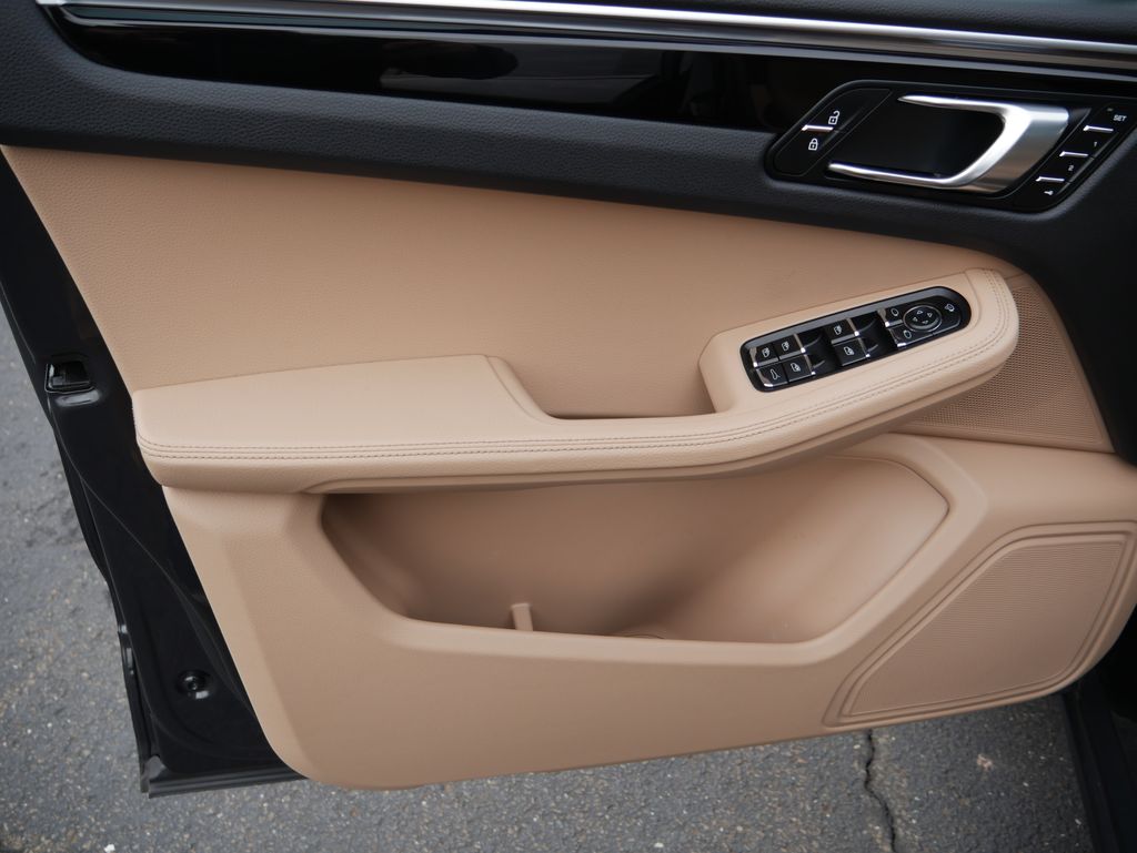 Thumbnail: 2023 Porsche Macan - 17