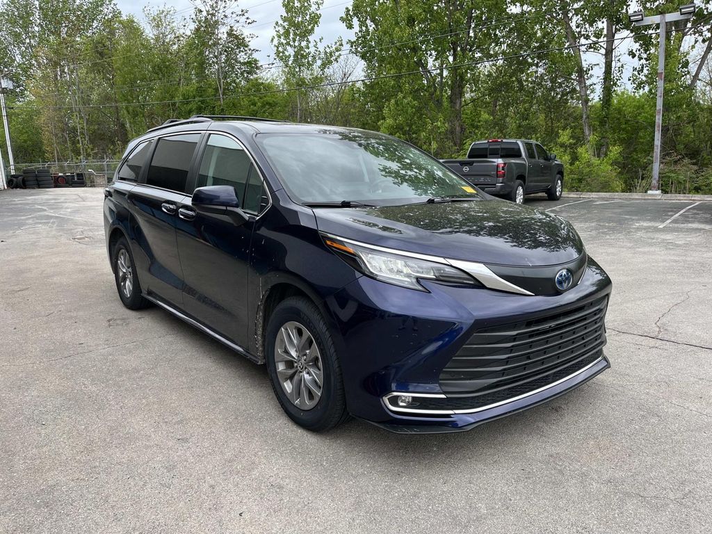 Gray 2022 Toyota Sienna XLE 7-Passenger FWD Minivan Front-Wheel Drive Continuously Variable Transmission