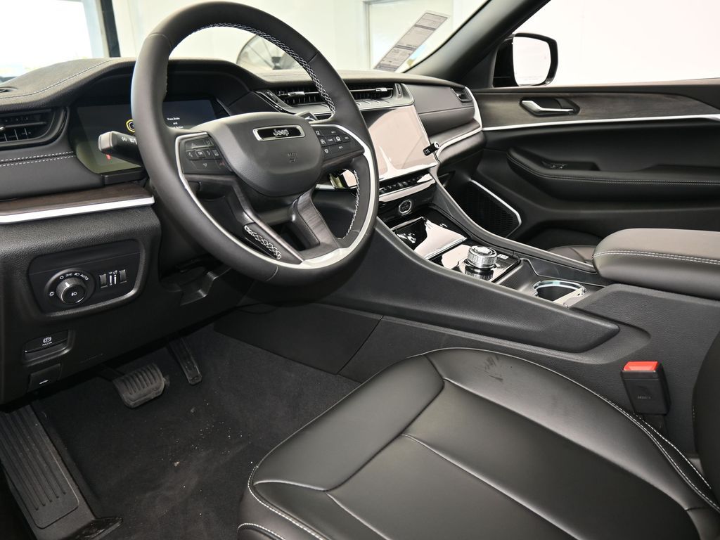 New 2026 Diamond Black Crystal Pearlcoat Jeep Limited image 13