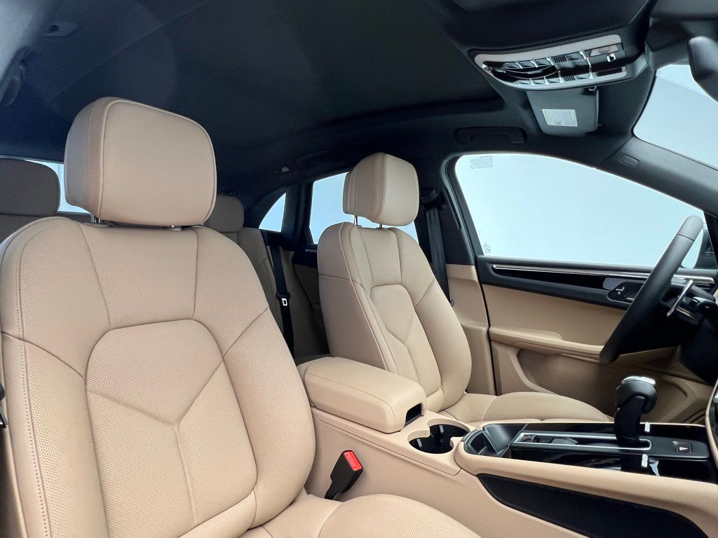 2025 Porsche Macan  18