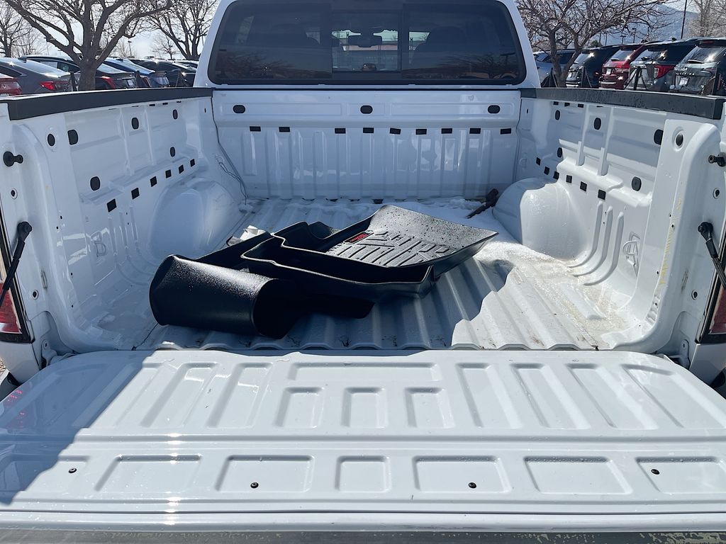 Used 2022 White GMC AT4 w/Leather image 24