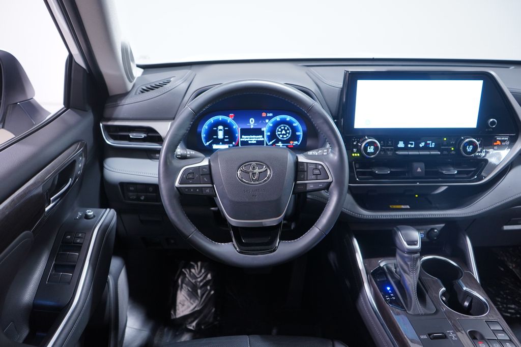 Thumbnail: 2023 Toyota Highlander - 11