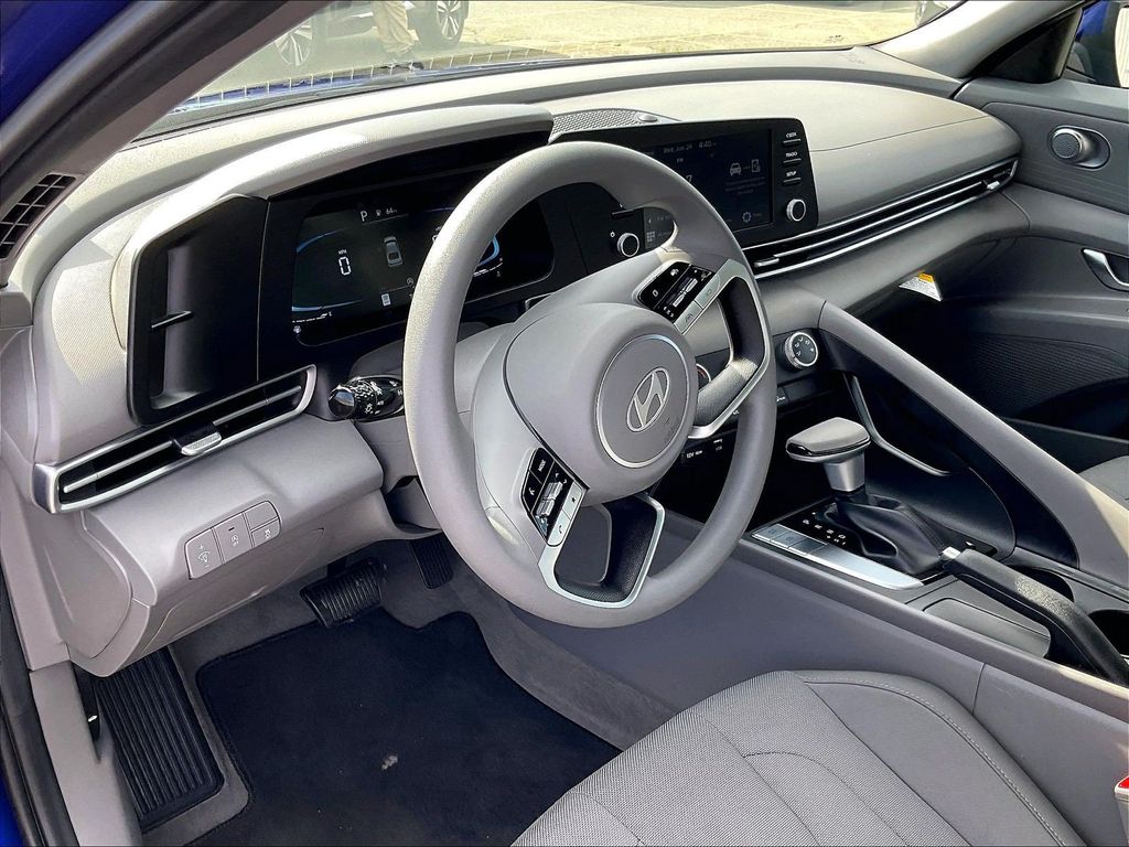 2025 Hyundai Elantra — photo 8
