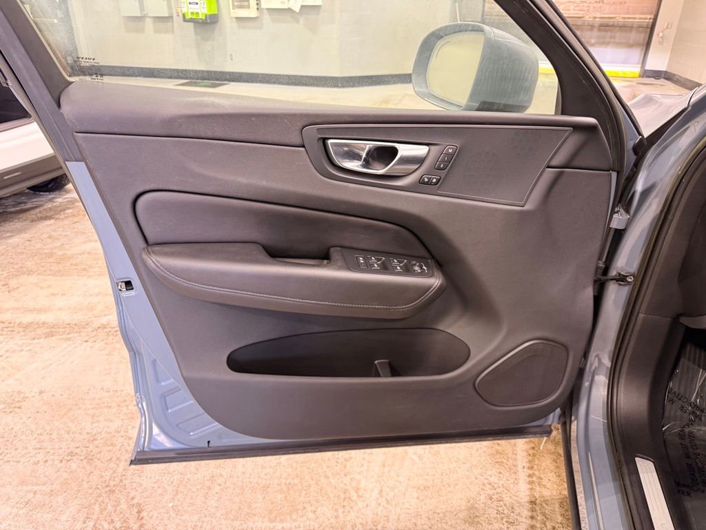 Thumbnail: 2023 Volvo XC60 - 10