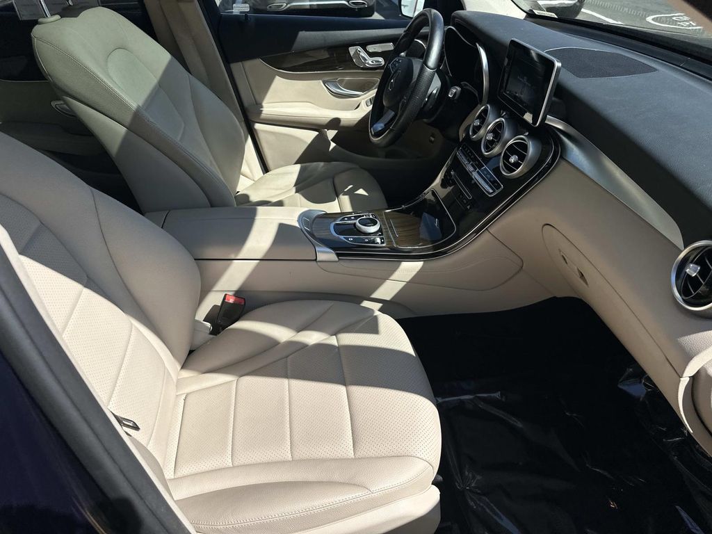 Thumbnail: 2017 Mercedes-Benz GLC - 20