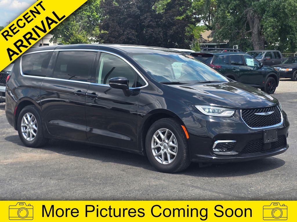 Brilliant Black Crystal Pearlcoat 2023 Chrysler Pacifica Minivan Front-Wheel Drive 9-Speed Automatic